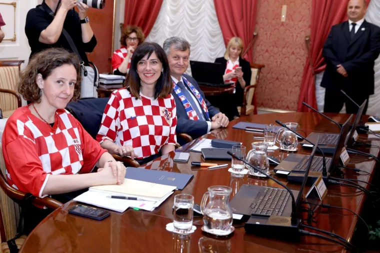 Nikad luđa sjednica Vlade: Ministri i premijer odjela zamijenili kockastim dresovima