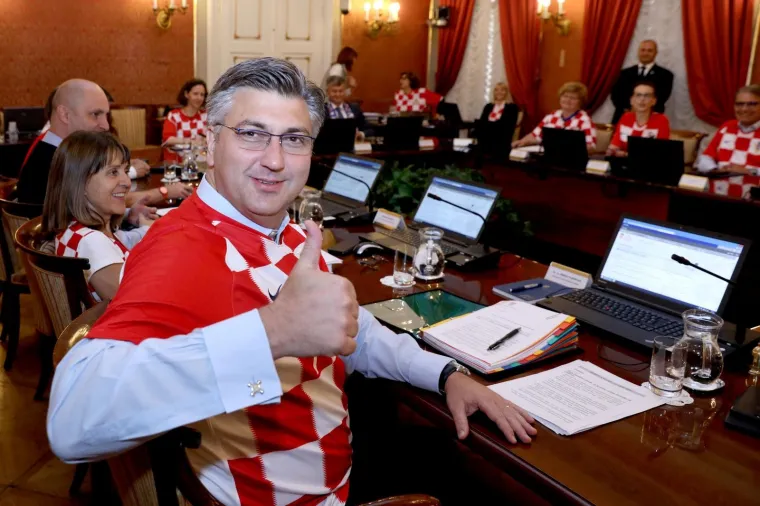 Nikad luđa sjednica Vlade: Ministri i premijer odjela zamijenili kockastim dresovima