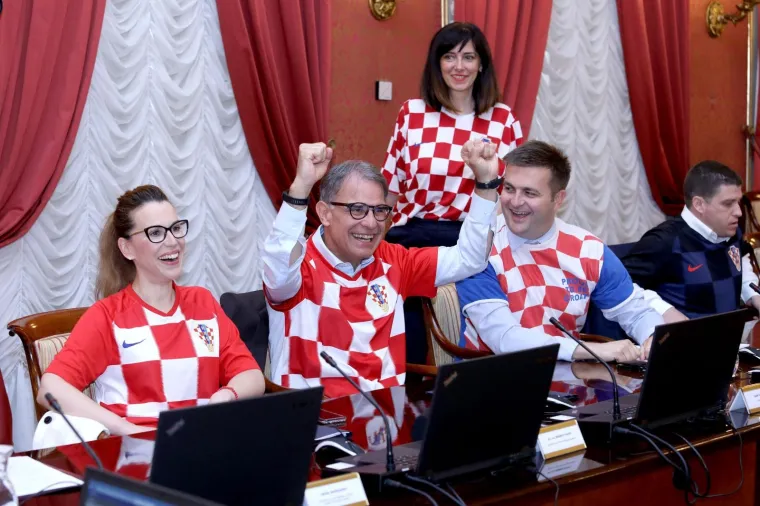 Nikad luđa sjednica Vlade: Ministri i premijer odjela zamijenili kockastim dresovima