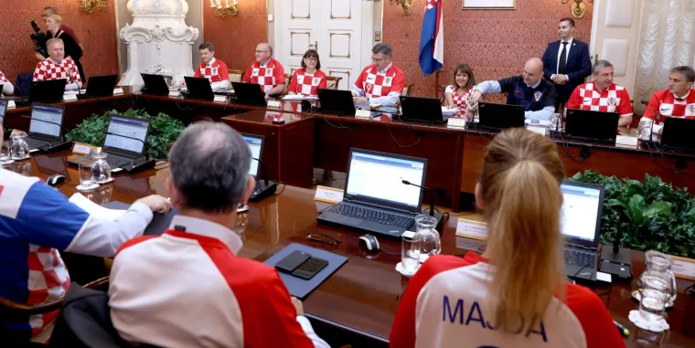 Nikad luđa sjednica Vlade: Ministri i premijer odjela zamijenili kockastim dresovima