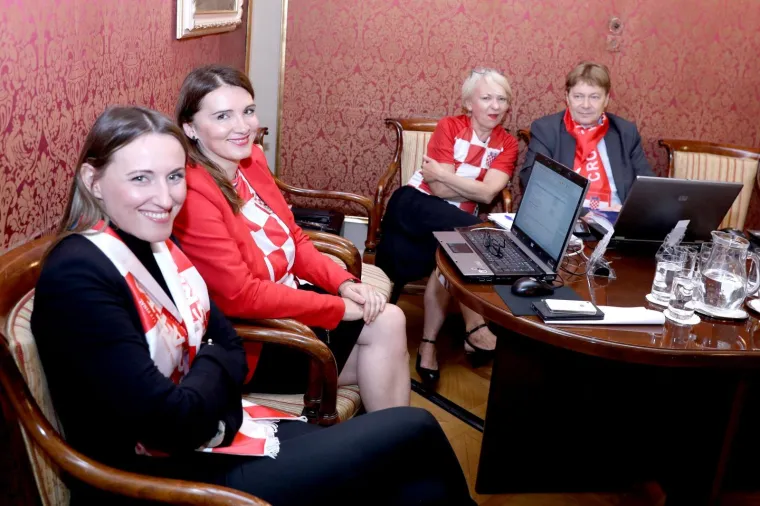 Nikad luđa sjednica Vlade: Ministri i premijer odjela zamijenili kockastim dresovima