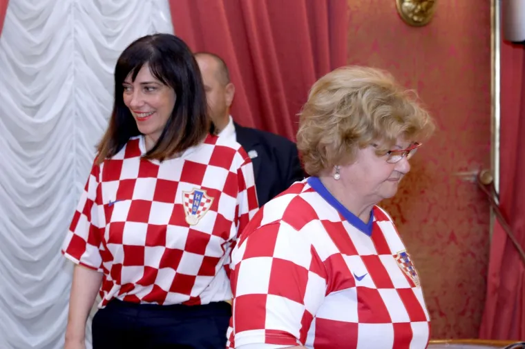 Nikad luđa sjednica Vlade: Ministri i premijer odjela zamijenili kockastim dresovima