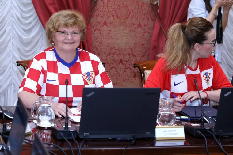 Nikad luđa sjednica Vlade: Ministri i premijer odjela zamijenili kockastim dresovima