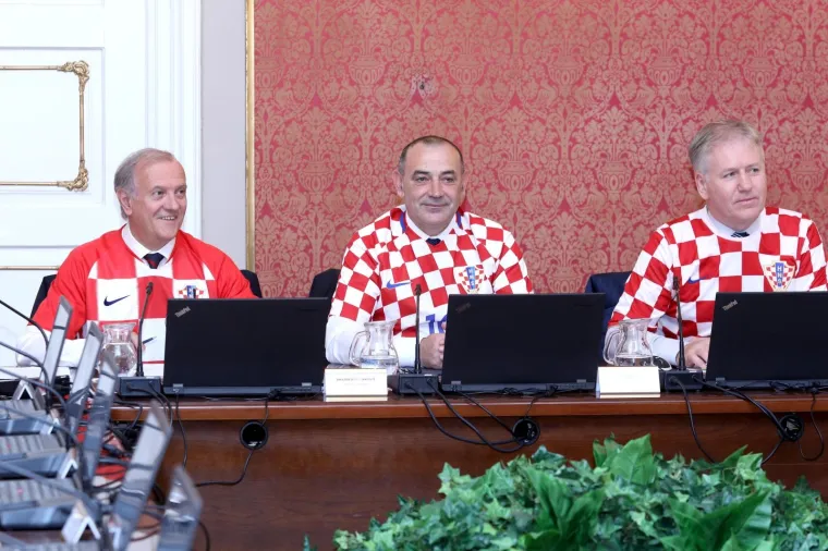 Nikad luđa sjednica Vlade: Ministri i premijer odjela zamijenili kockastim dresovima