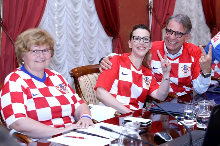 Nikad luđa sjednica Vlade: Ministri i premijer odjela zamijenili kockastim dresovima