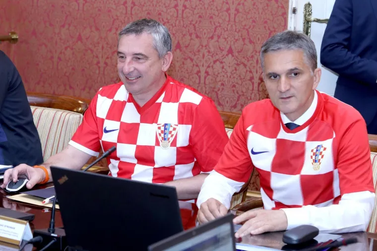 Nikad luđa sjednica Vlade: Ministri i premijer odjela zamijenili kockastim dresovima