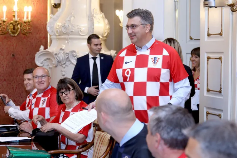 Nikad luđa sjednica Vlade: Ministri i premijer odjela zamijenili kockastim dresovima