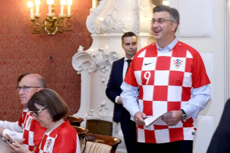 Nikad luđa sjednica Vlade: Ministri i premijer odjela zamijenili kockastim dresovima