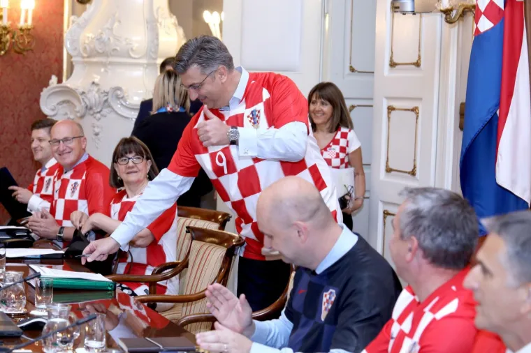Nikad luđa sjednica Vlade: Ministri i premijer odjela zamijenili kockastim dresovima