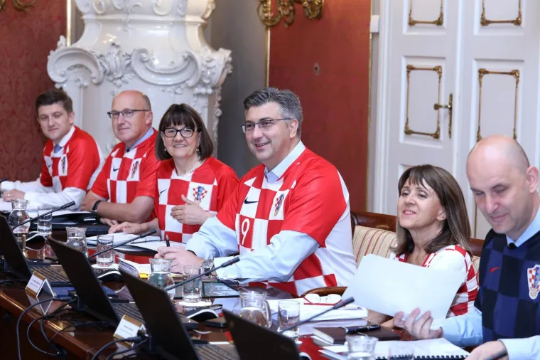 Nikad luđa sjednica Vlade: Ministri i premijer odjela zamijenili kockastim dresovima