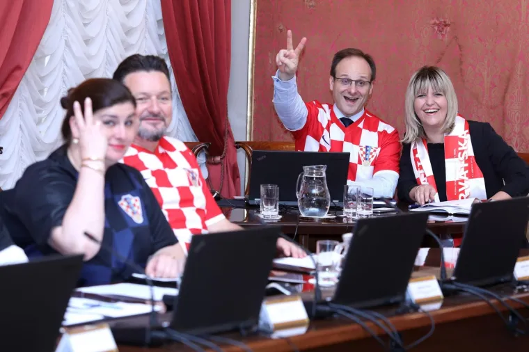 Nikad luđa sjednica Vlade: Ministri i premijer odjela zamijenili kockastim dresovima