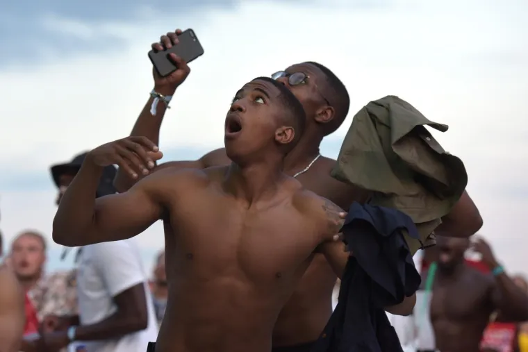 Na Zrću se ovih dana održava Fresh Island festival zbog kojega je na otok Pag doputovalo mnogo Engleza koji su sa zanimanjem pratili polufinalni sraz protiv Hrvatske.