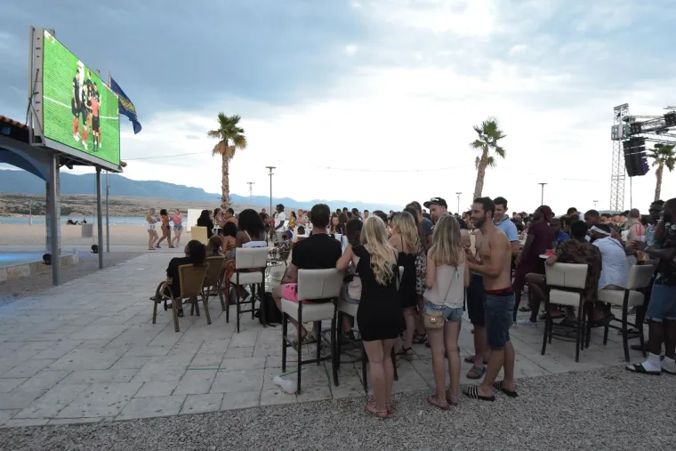 KAKO SU ENGLEZI SA ZRĆA DOŽIVJELI PORAZ GORDOG ALBIONA: Tuga je bila golema, a nekima je i pozlilo. Od stresa, naravno...