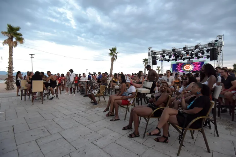 KAKO SU ENGLEZI SA ZRĆA DOŽIVJELI PORAZ GORDOG ALBIONA: Tuga je bila golema, a nekima je i pozlilo. Od stresa, naravno...