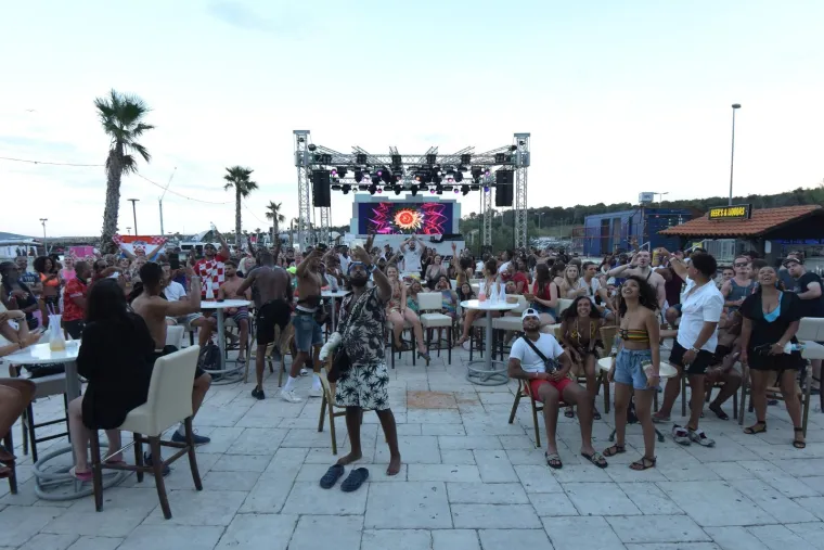 KAKO SU ENGLEZI SA ZRĆA DOŽIVJELI PORAZ GORDOG ALBIONA: Tuga je bila golema, a nekima je i pozlilo. Od stresa, naravno...