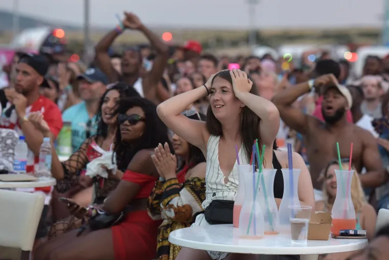 KAKO SU ENGLEZI SA ZRĆA DOŽIVJELI PORAZ GORDOG ALBIONA: Tuga je bila golema, a nekima je i pozlilo. Od stresa, naravno...