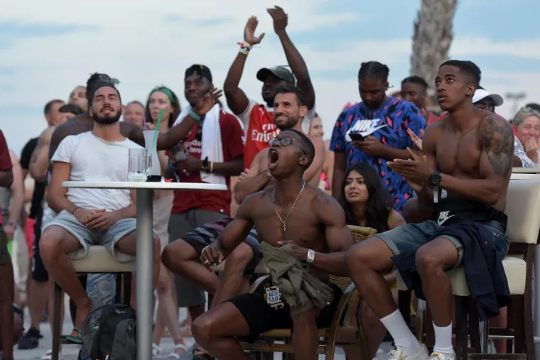 KAKO SU ENGLEZI SA ZRĆA DOŽIVJELI PORAZ GORDOG ALBIONA: Tuga je bila golema, a nekima je i pozlilo. Od stresa, naravno...