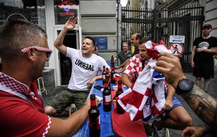 ZAGRIJAVANJE U MOSKVI: Raspjevani hrvatski navijači u sredi&scaron;tu grada odbrojavaju do početka finala