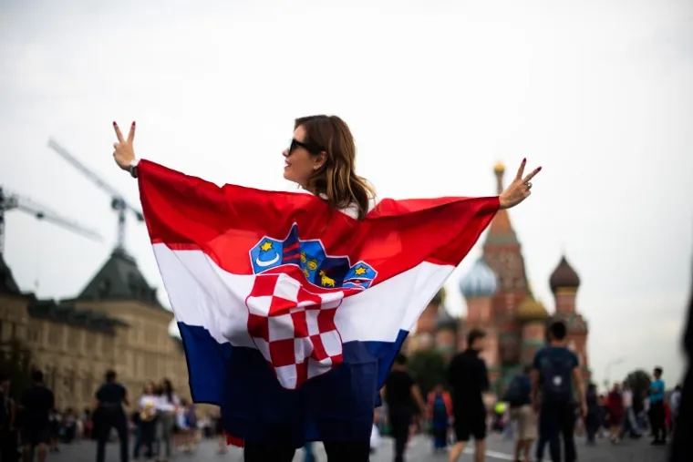 ZAGRIJAVANJE U MOSKVI: Raspjevani hrvatski navijači u sredi&scaron;tu grada odbrojavaju do početka finala