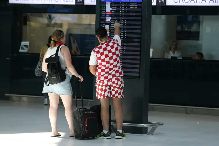 Osim u sredi&scaron;tu Moskve, velika je gužva danas bila i u zagrebačkoj zračnoj luci 'Franjo Tuđman'. Nekoliko stotina navijača hvatalo je letove prema Rusiji, a među njima su bili i Dejan Rakitić, brat i menadžer Ivana Rakitića, hrvatski ko&scaron;arka&scaron; Marko Popović te glavni direktor Dinama Tomislav Svetina.