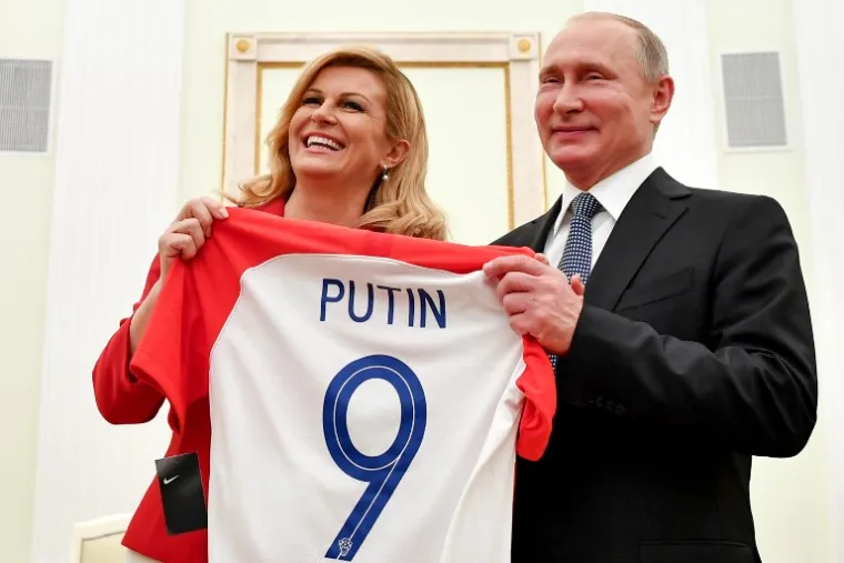 KOLINDA SE U MOSKVI SASTALA S PUTINOM: Darovala mu je dres hrvatske reprezentacije s brojem 9, a pogledajte što je on njoj poklonio