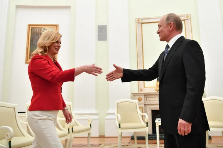 Ruski predsjednik Vladimir Putin rukovao se s hrvatskom predsjednicom Kolindom Grabar-Kitarović tijekom sastanka u Kremlju u Moskvi.