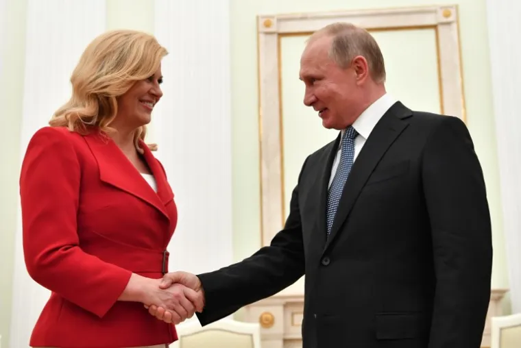 KOLINDA SE U MOSKVI SASTALA S PUTINOM: Darovala mu je dres hrvatske reprezentacije s brojem 9, a pogledajte &scaron;to je on njoj poklonio