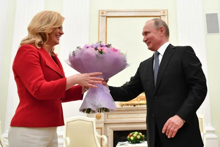 Ruski je predsjednik njoj darovao buket cvijeća.