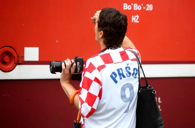 KOCKICE OKUPIRALE ZAGREB: Vlak s navijačima iz Slovenije stigao na Glavni kolodvor, i oni će bodriti Vatrene