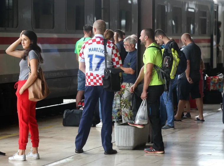KOCKICE OKUPIRALE ZAGREB: Vlak s navijačima iz Slovenije stigao na Glavni kolodvor, i oni će bodriti Vatrene