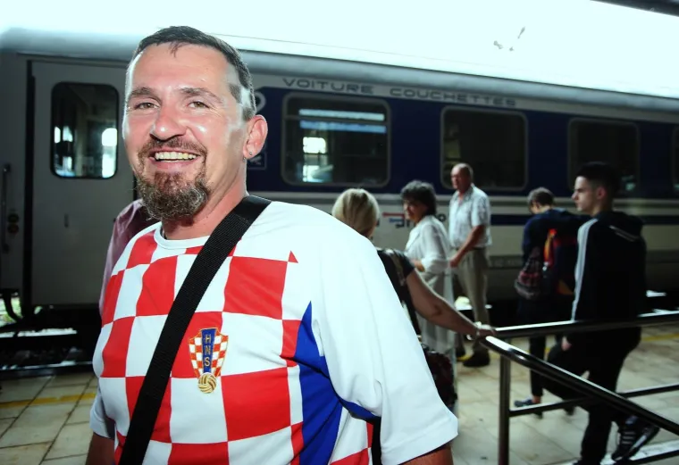 KOCKICE OKUPIRALE ZAGREB: Vlak s navijačima iz Slovenije stigao na Glavni kolodvor, i oni će bodriti Vatrene