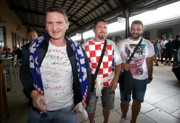 KOCKICE OKUPIRALE ZAGREB: Vlak s navijačima iz Slovenije stigao na Glavni kolodvor, i oni će bodriti Vatrene