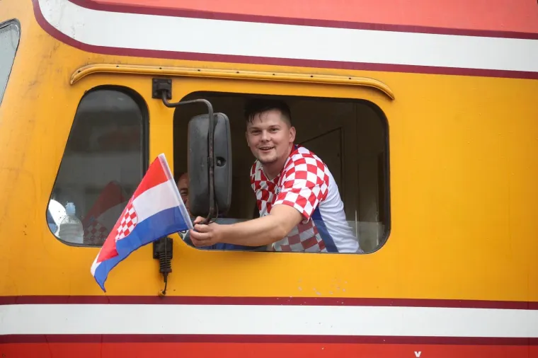 KOCKICE OKUPIRALE ZAGREB: Vlak s navijačima iz Slovenije stigao na Glavni kolodvor, i oni će bodriti Vatrene