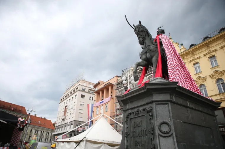 I BAN JELAČIĆ UKRA&Scaron;EN NAVIJAČKIM REKVIZITIMA: Novinarske ekipe iz cijelog svijeta okupirale glavni zagrebački trg