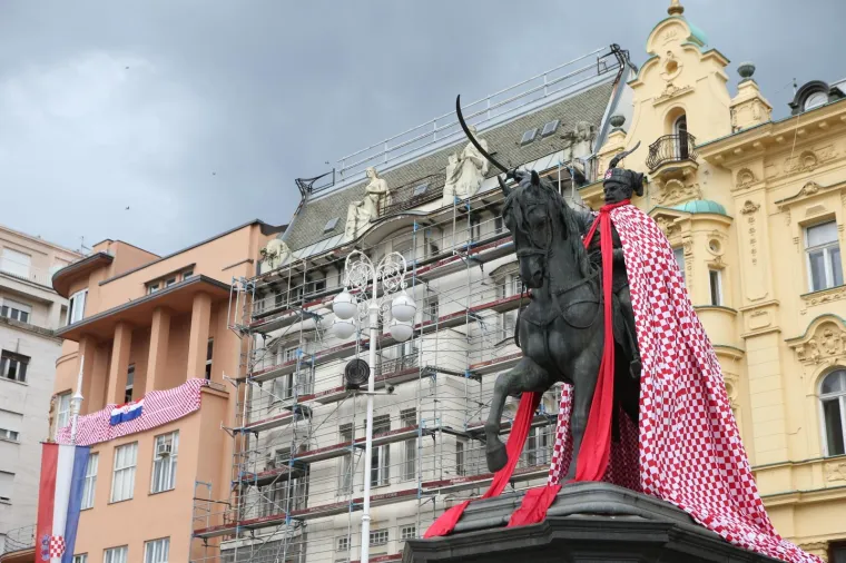I BAN JELAČIĆ UKRA&Scaron;EN NAVIJAČKIM REKVIZITIMA: Novinarske ekipe iz cijelog svijeta okupirale glavni zagrebački trg