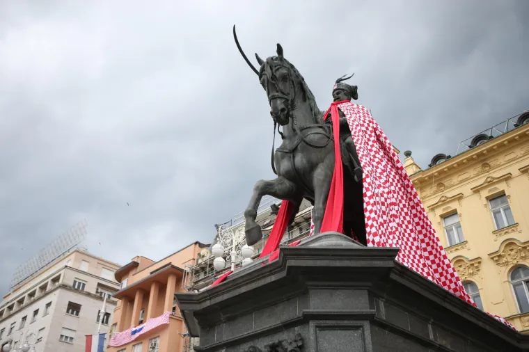 I BAN JELAČIĆ UKRA&Scaron;EN NAVIJAČKIM REKVIZITIMA: Novinarske ekipe iz cijelog svijeta okupirale glavni zagrebački trg