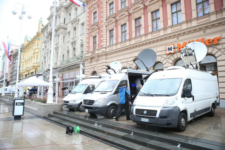 I BAN JELAČIĆ UKRA&Scaron;EN NAVIJAČKIM REKVIZITIMA: Novinarske ekipe iz cijelog svijeta okupirale glavni zagrebački trg
