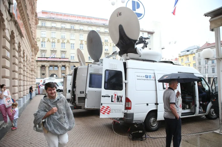 Brojni strani i domaći novinari reportažnim kolima okupirali glavni gradski trg uoči odigravanja finalne utakmice Svjetskog nogometnog prvenstva između Hrvatske i Francuske.