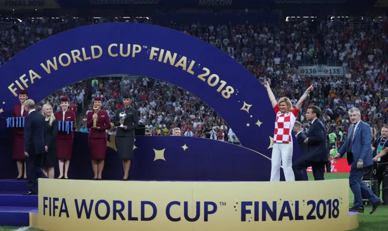 KOLINDA UKRALA SHOW I NA POBJEDNIČKOM POSTOLJU: Grlila je sve oko sebe, a kad je pri&scaron;ao Modrić čak je i zaplakala