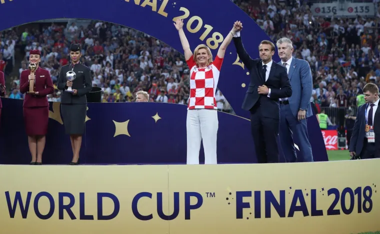 KOLINDA UKRALA SHOW I NA POBJEDNIČKOM POSTOLJU: Grlila je sve oko sebe, a kad je pri&scaron;ao Modrić čak je i zaplakala