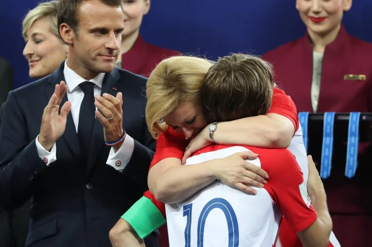 KOLINDA UKRALA SHOW I NA POBJEDNIČKOM POSTOLJU: Grlila je sve oko sebe, a kad je pri&scaron;ao Modrić čak je i zaplakala