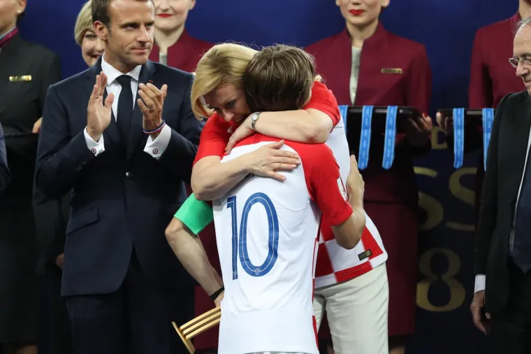 KOLINDA UKRALA SHOW I NA POBJEDNIČKOM POSTOLJU: Grlila je sve oko sebe, a kad je pri&scaron;ao Modrić čak je i zaplakala