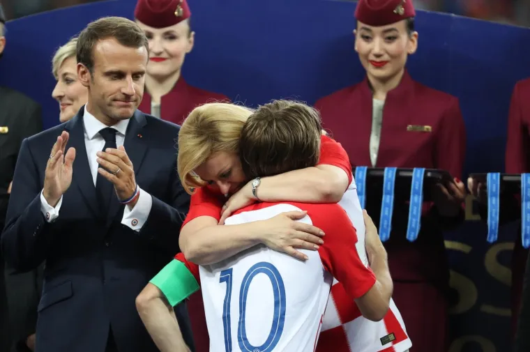 KOLINDA UKRALA SHOW I NA POBJEDNIČKOM POSTOLJU: Grlila je sve oko sebe, a kad je pri&scaron;ao Modrić čak je i zaplakala