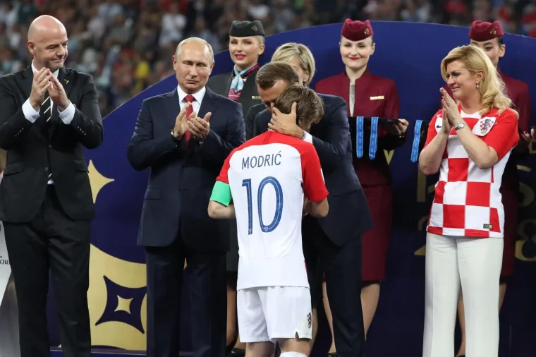 KOLINDA UKRALA SHOW I NA POBJEDNIČKOM POSTOLJU: Grlila je sve oko sebe, a kad je pri&scaron;ao Modrić čak je i zaplakala