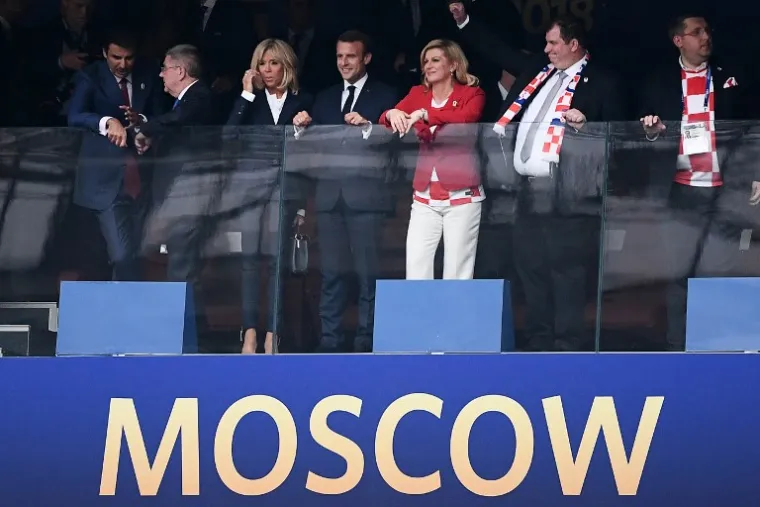 Francuski predsjednik Emmanuel Macron prati utakmicu s hrvatskom predsjednicom Kolindom Grabar Kitarović, a društvo im prave supružnici.