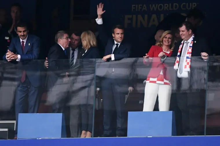 NOVI KOLINDIN SHOW U LOŽI: Predsjednica izgrlila Macrona i Putina, fotografirao ih je Davor Šuker