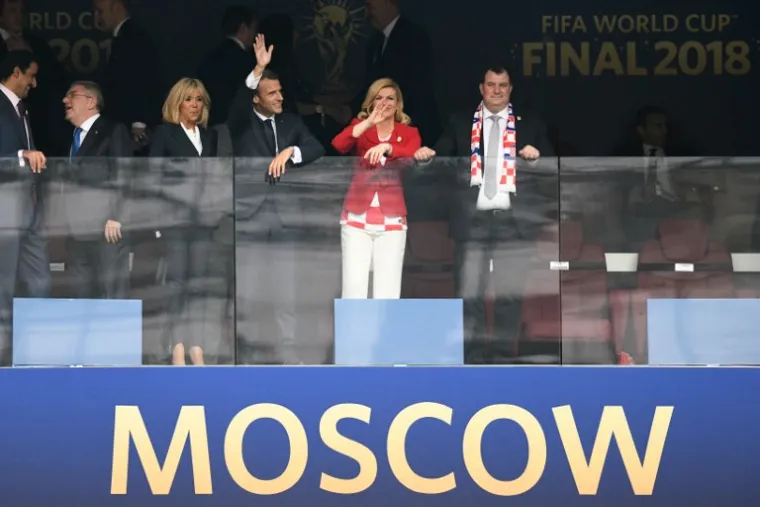 NOVI KOLINDIN SHOW U LOŽI: Predsjednica izgrlila Macrona i Putina, fotografirao ih je Davor Šuker