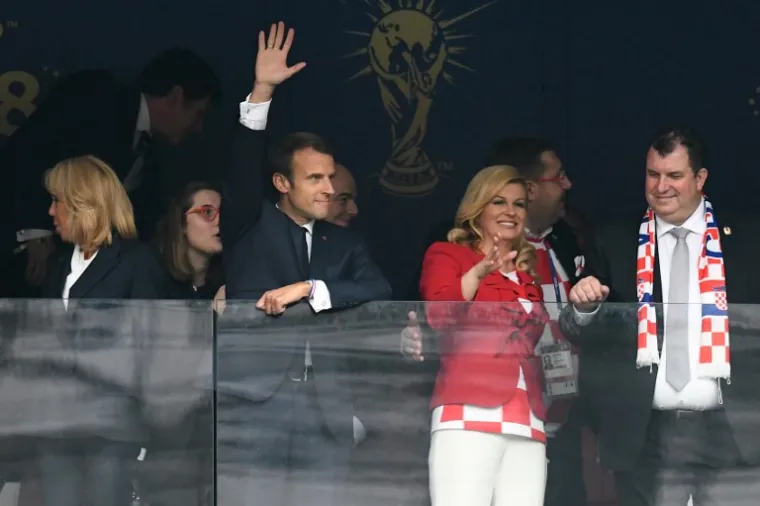 NOVI KOLINDIN SHOW U LOŽI: Predsjednica izgrlila Macrona i Putina, fotografirao ih je Davor Šuker