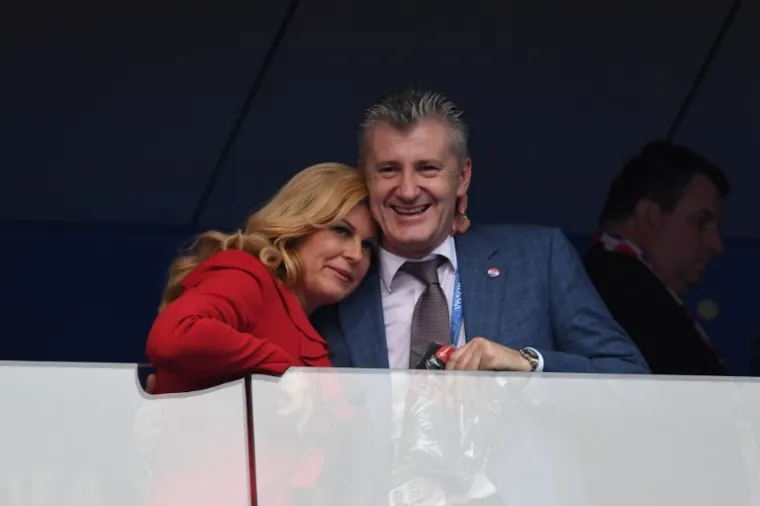 NOVI KOLINDIN SHOW U LOŽI: Predsjednica izgrlila Macrona i Putina, fotografirao ih je Davor &Scaron;uker