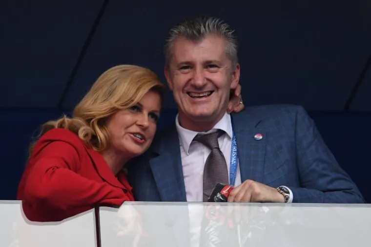 Croatian President Kolinda Grabar-Kitarovic (L) and former Croatia's player Davor Suker attend the Russia 2018 World Cup final football match between France and Croatia at the Luzhniki Stadium in Moscow on July 15, 2018. / AFP PHOTO / Kirill KUDRYAVTSEV / RESTRICTED TO EDITORIAL USE - NO MOBILE PUSH ALERTS/DOWNLOADS